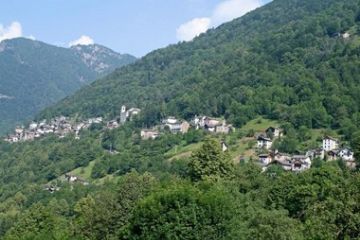 Panoramica di Rossa vista dal basso