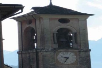 Primo piano della sommità del campanile